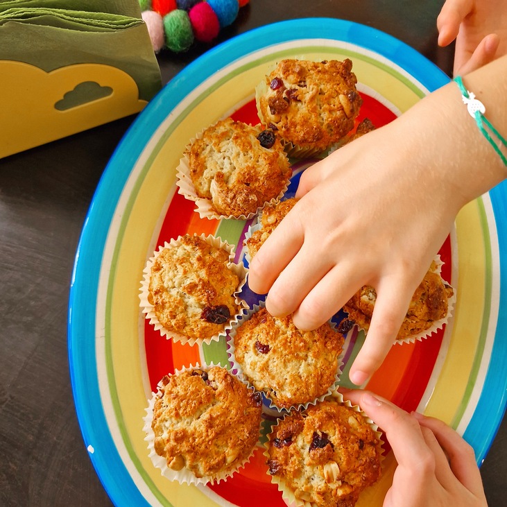gyerekek nyúlnak a muffinokért