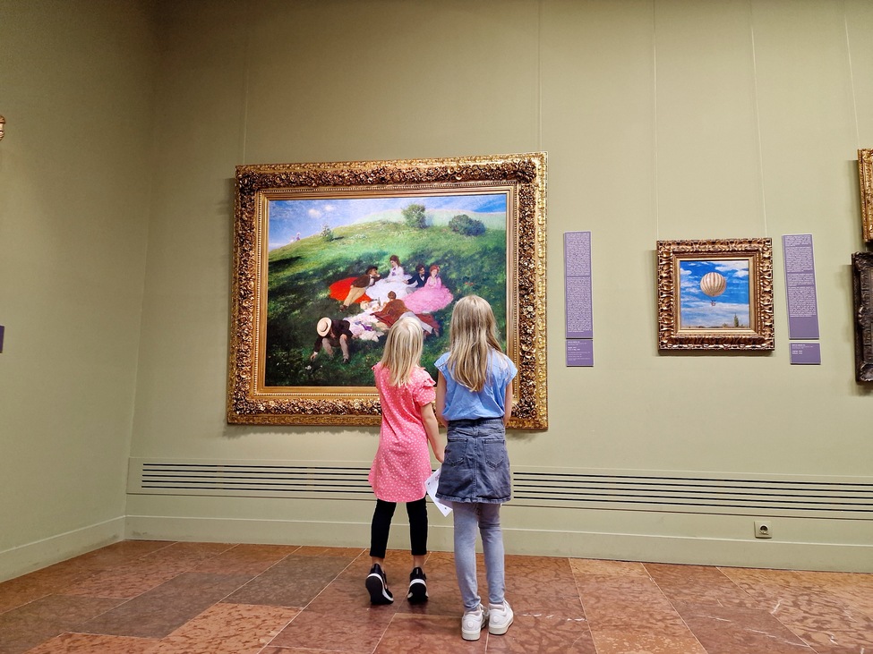 két kislány áll Szinyei Merse Pál Majális című képe előtt