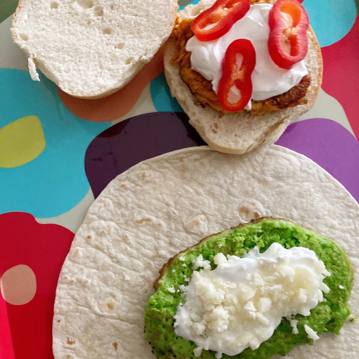 zöldséglepény szendvicsben és zöldséglepény egy nyitott tortilla lapon
