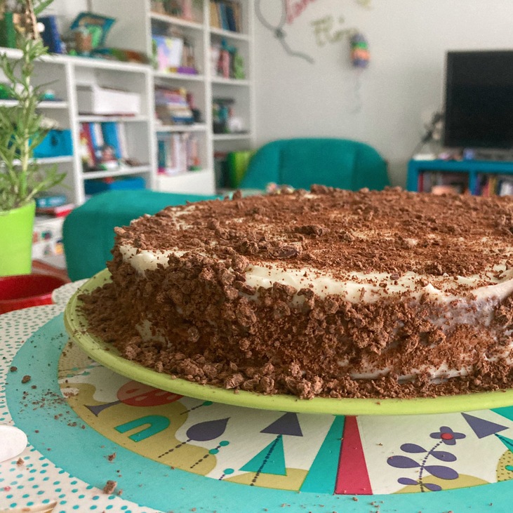 csoki morzsával borított bekrémezett torta
