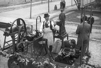 1947. Gyárváros, ipartelep, május 1-jei felvonulás – Forrás: Fortepan / Konok Tamás id.