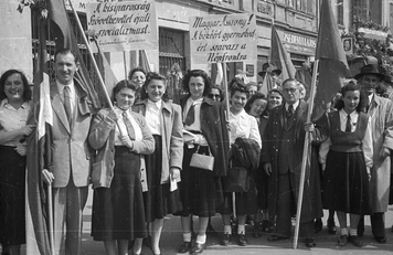 1949. Széchenyi tér 3., május 1-jei felvonulás résztvevői – Forrás: Fortepan / Konok Tamás id.