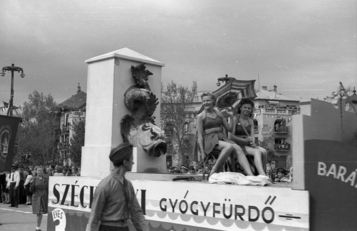 1947. Hősök tere, május 1-jei felvonulás – Forrás: Fortepan / Berkó Pál