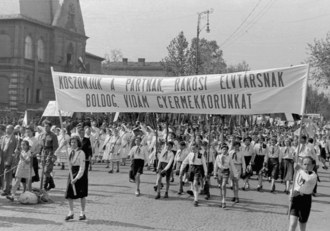 1952. Andrássy (Sztálin) út a Hősök terénél, május 1-jei felvonulás – Forrás: Fortepan / Magyar Rendőr