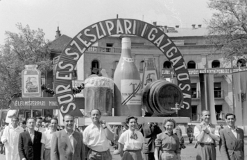 1952. Andrássy (Sztálin) út–Dózsa György út sarok, május 1-jei felvonulás – Forrás: Fortepan / Magyar Rendőr