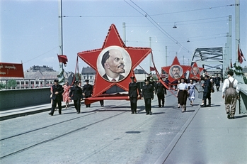 1953. Belvárosi híd, a MÁV dolgozói a május 1-jei felvonuláson – Forrás: Fortepan / Horváth József
