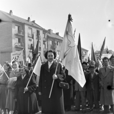 1955. Stefánia (Vorosilov) út az Egressy út és a Jurisich utca között, a május 1-jei felvonulás résztvevői – Forrás: Fortepan / Keveházi János