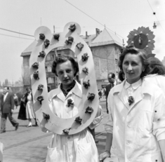 1955. Thököly út, a május 1-jei felvonulás résztvevői a 104-es számú ház előtt – Forrás: Fortepan / Keveházi János