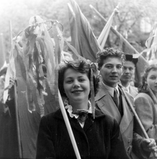 1956. Thököly út, a május 1-jei felvonulás résztvevői – Forrás: Fortepan / Keveházi János