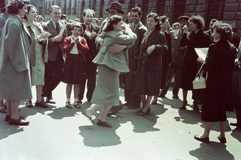 1958. Rottenbiller utca, a május 1-jei felvonulás résztvevői – Forrás: Fortepan / BL