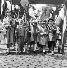1961. Bethlen Gábor tér, a május 1-jei felvonulás résztvevői – Forrás: Fortepan / FŐMTERV / Domonkos Endre