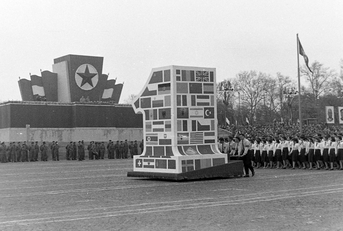 1960. Ötvenhatosok tere (Felvonulási tér), május 1-jei felvonulás, háttérben a dísztribün – Forrás: Fortepan / Szent-tamási Mihály