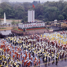 1974. Ötvenhatosok tere (Felvonulási tér), május 1-jei felvonulás, szemben a dísztribün – Forrás: Fortepan / Szalay Zoltán
