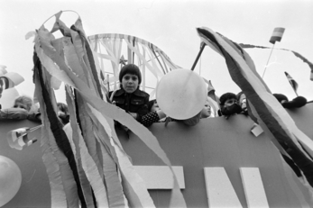 1978. Ötvenhatosok tere (Felvonulási tér), május 1-jei ünnepség. A felvonulók mögött a Dózsa György út épületei – Forrás: Fortepan / Gábor Viktor