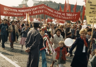 1980. Dózsa György út (Felvonulási tér), május 1-jei felvonulás – Forrás: Fortepan / Angyalföldi Helytörténeti Gyűjtemény