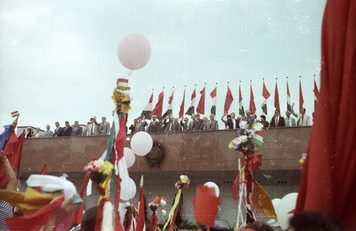 1986. Ötvenhatosok tere (Felvonulási tér), május 1-jei felvonulás, dísztribün – Forrás: Fortepan / Ebner