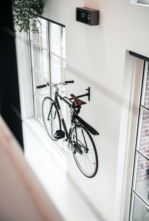 lakás lakberendezés család közlekedés kreatív megoldások Budapest bicikli kerékpár csiga lakótárs szárító