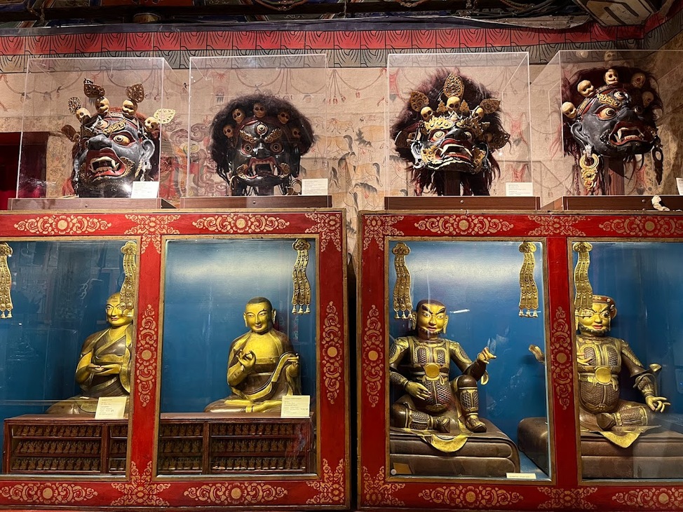 Szentély részei a múzeummá alakított Choijin Lama  templomában. A kiállított tárgyak csak részben tartoznak az eredeti templomhoz.