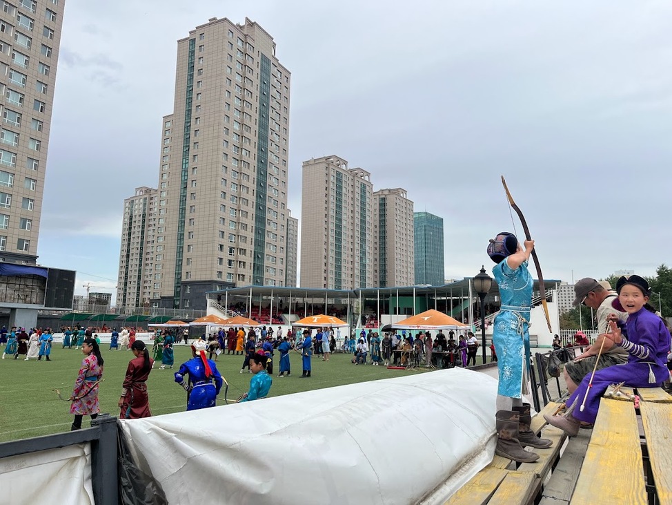 Naddamra, a nagy nemzeti ünnepre készülő fiatalok Ulánbátorban