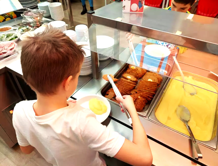iskola gyerekek ebéd menza közétkeztetés svédasztal