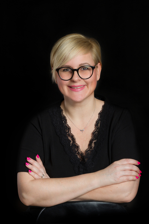 „A harmadik gyerekem a férjem?” – Amikor az anyák viszik a hátukon a családot