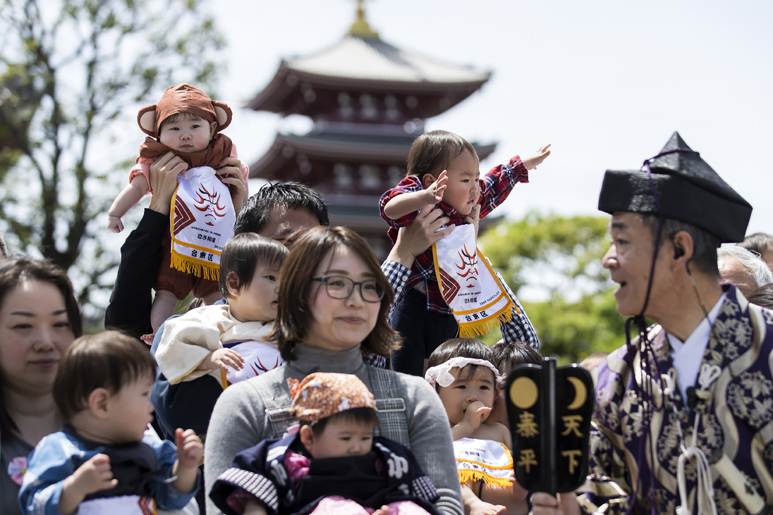 Ezen a japán fesztiválon több mint száz baba versenyez, hogy ki tud előbb sírni