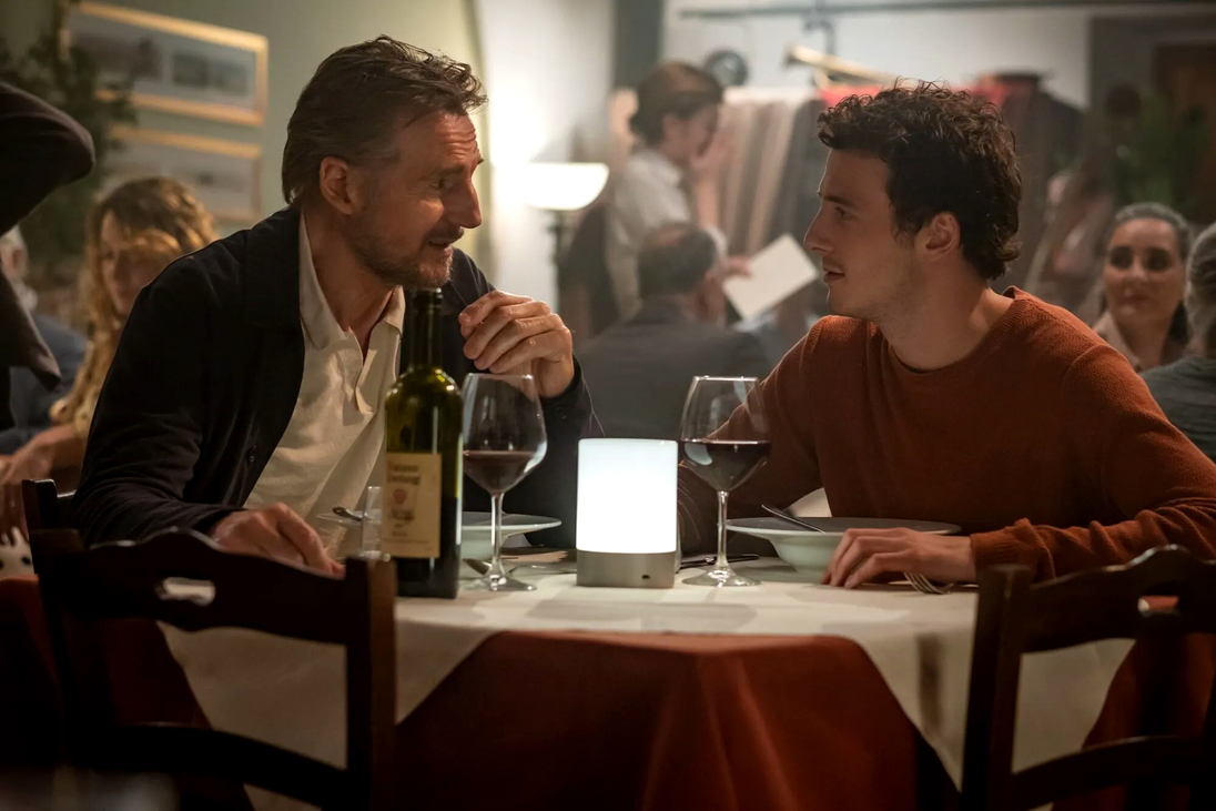 A paródiától és a szerelemtől sem fél – Liam Neeson szíve újra elrabolva