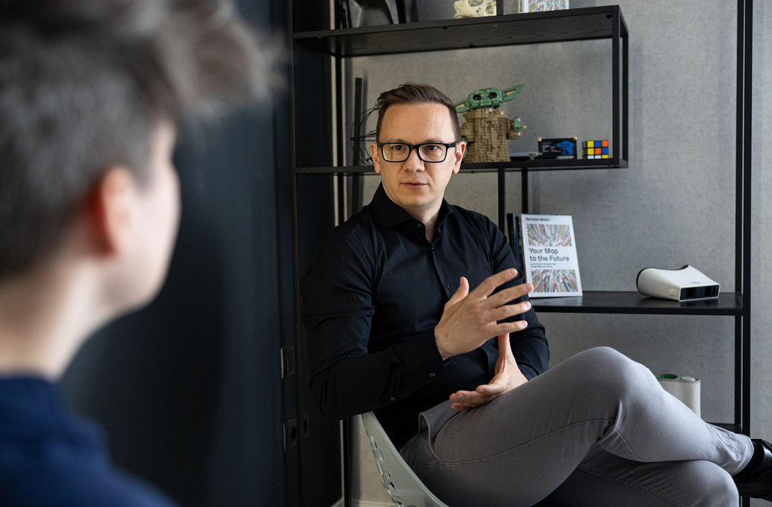 Van kiút a rövid távú gondolkodás csapdájából – Interjú dr. Meskó Bertalan orvosi jövőkutatóval