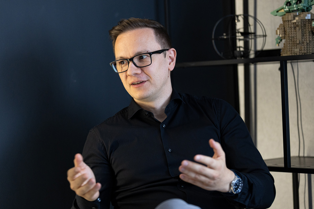 Van kiút a rövid távú gondolkodás csapdájából – Interjú dr. Meskó Bertalan orvosi jövőkutatóval