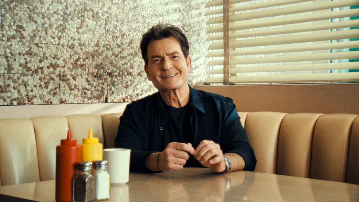 Charlie Sheen hagy némi hiányérzetet, de nem válik hamissá – Megnéztük a Netflix dokumentumfilmjét