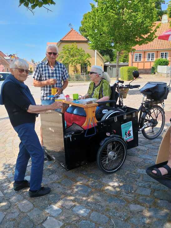 Megállítani az idős kori elszigeteltséget: Így inspirál a Biciklivel Kortalanul program