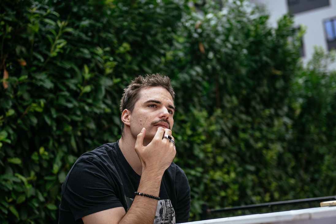 Vilmányi Benett: „Nem szeretek színészkedni, de ehhez értek a legjobban” – interjú
