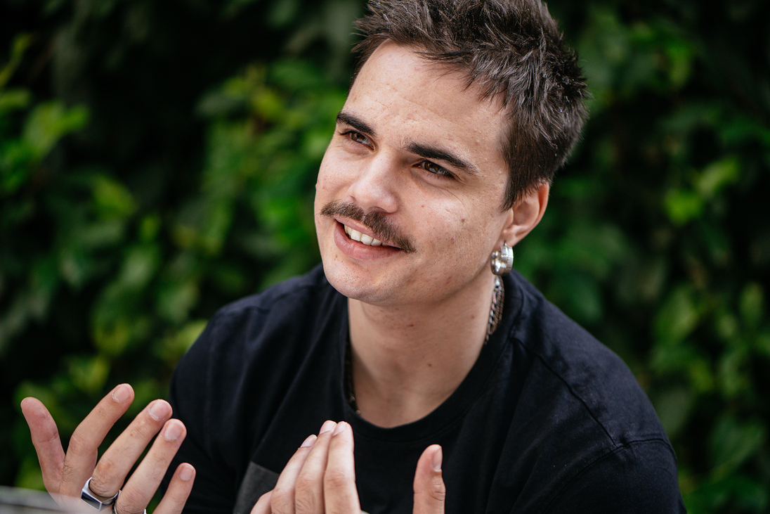 Vilmányi Benett: „Nem szeretek színészkedni, de ehhez értek a legjobban” – interjú