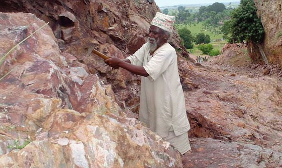 Dashrath Manjhi munka közben Dashrath Manjhi: a férfi, aki felesége tragikus balesete után alagutat vájt a hegybe