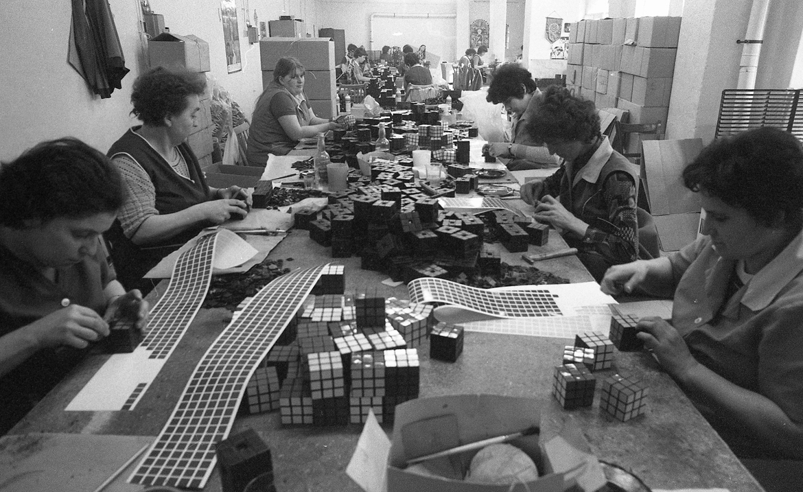 Politoys Ipari Szövetkezet, Rubik-kocka matricázása, 1981, Forrás: Fortepan/ Urbán Tamás „Emlékeztet minket, miért van kezünk” – Rubik Ernő és a kocka, ami örökre megváltoztatta a világot