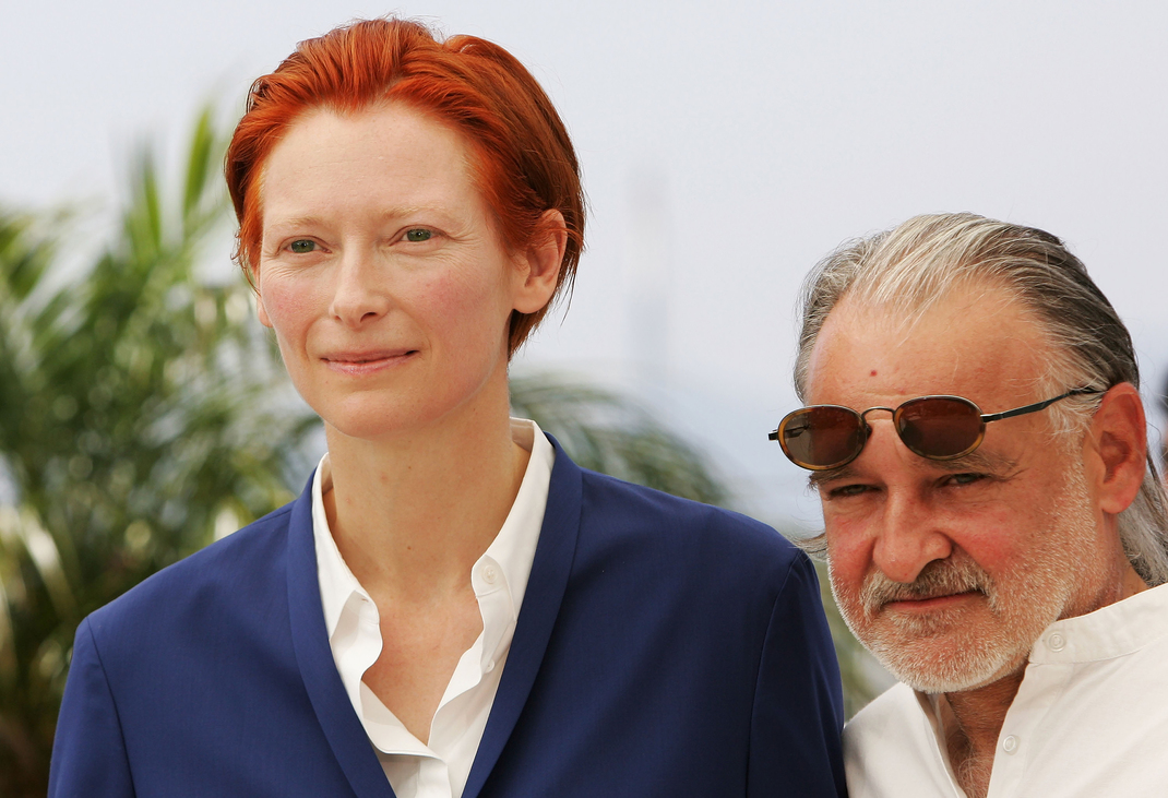 Tilda Swinton és Tarr Béla. Forrás: Getty Images/Sean Gallup Sokkal jobban érdeklik a kérdések, mint a válaszok – Tilda Swinton 65 éves