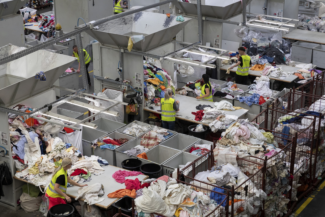 Mi köze az egykori kedvenc pulcsidnak a lovaspályákhoz? – Élet a textifeldolgozó üzemben