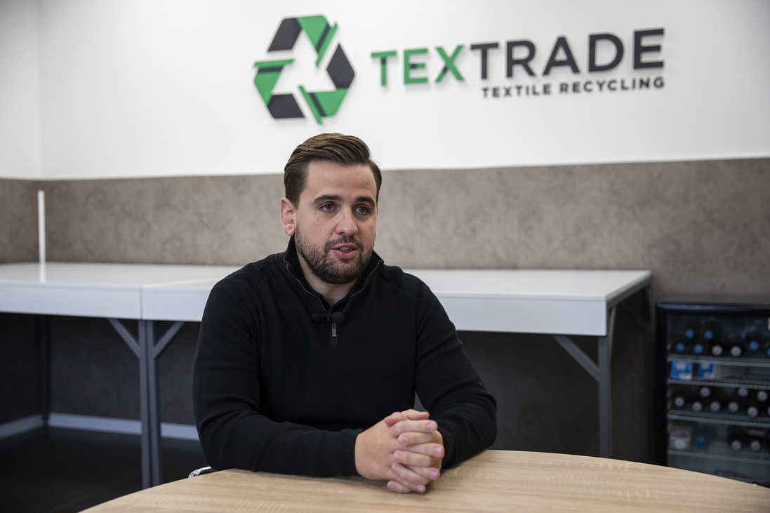 Mi köze az egykori kedvenc pulcsidnak a lovaspályákhoz? – Élet a textifeldolgozó üzemben