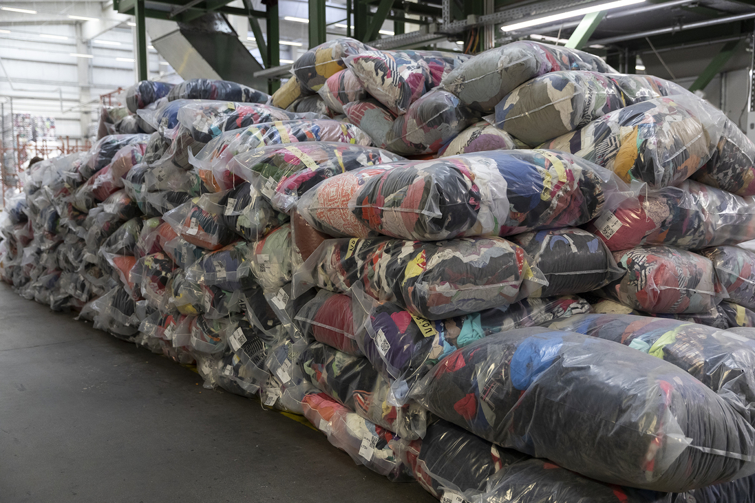 Mi köze az egykori kedvenc pulcsidnak a lovaspályákhoz? – Élet a textifeldolgozó üzemben