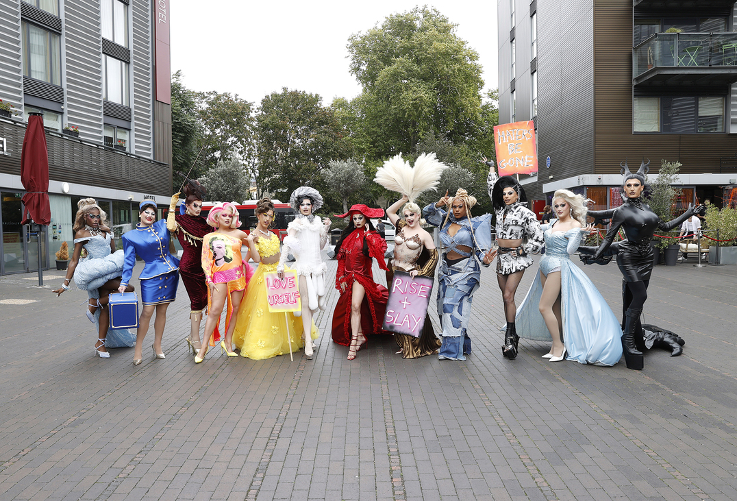 Politikai aktivizmus flitterbe mártva – ma 65 éves RuPaul, a világ legismertebb drag queenje