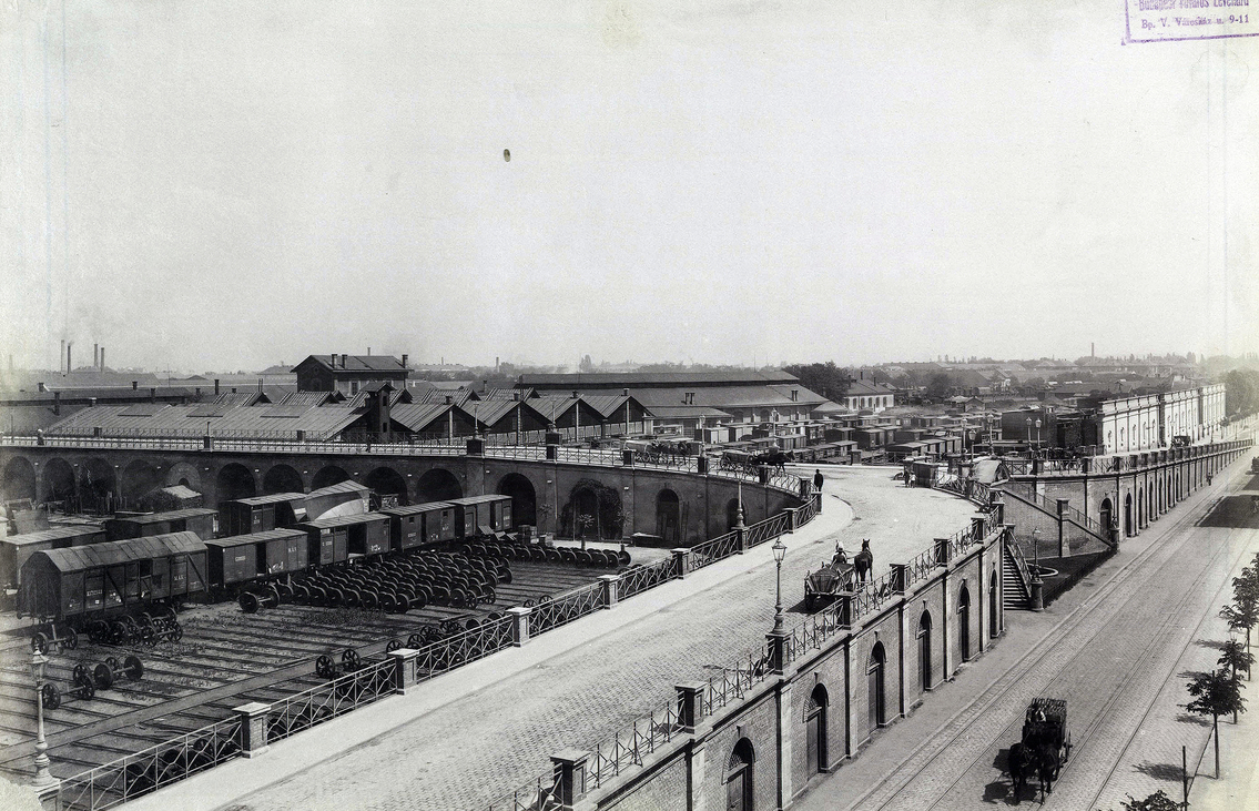 A Ferdinánd híd lejárója a Podmaniczky utcánál, balra a Nyugati pályaudvar területe. A felvétel 1890. után készült. A kép forrása: Fortepan / Budapest Főváros Levéltára. Gyönyörű könyvecske Budapest egyik legrondább teréről