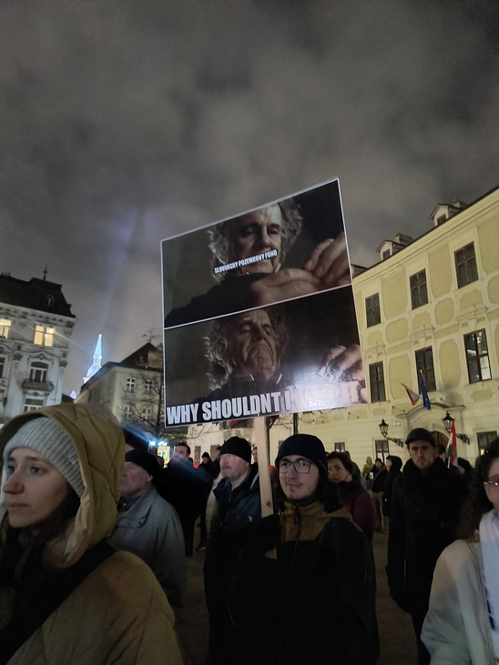 „Megkérdőjelezem a Beneš-dekrétumokat” feliratú mellény miatt tartóztatták le a Magyar Szövetség politikusát