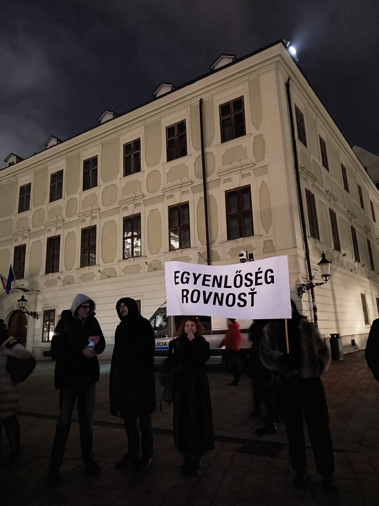 „Megkérdőjelezem a Beneš-dekrétumokat” feliratú mellény miatt tartóztatták le a Magyar Szövetség politikusát
