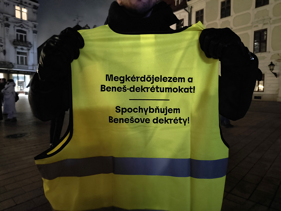 „Megkérdőjelezem a Beneš-dekrétumokat” feliratú mellény miatt tartóztatták le a Magyar Szövetség politikusát