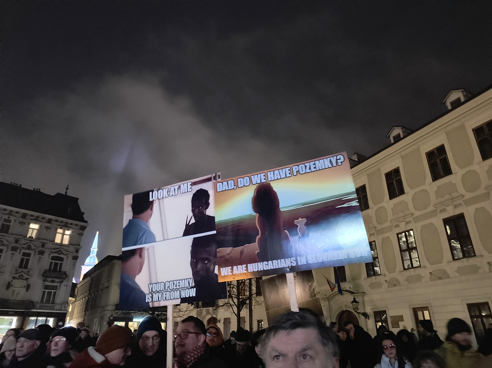 „Megkérdőjelezem a Beneš-dekrétumokat” feliratú mellény miatt tartóztatták le a Magyar Szövetség politikusát