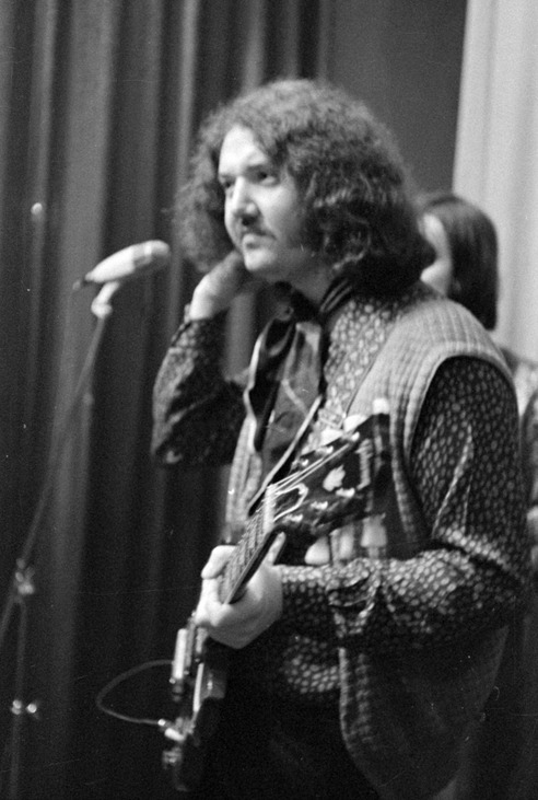 „Itt nyugszol megáldva és leköpve”: Ma lenne 80 éves Radics Béla, a legendás gitárkirály