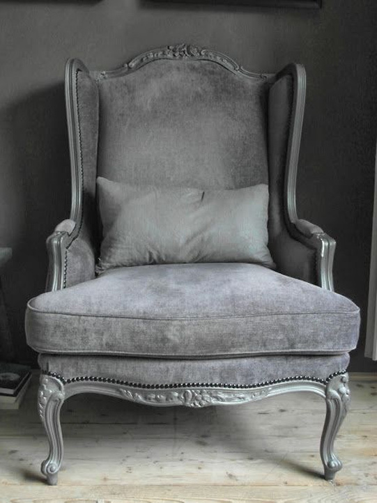 A füles fotel szépsége és eleganciája a fa és a bútorszövet megegyező színhasználata miatt lenyűgöző