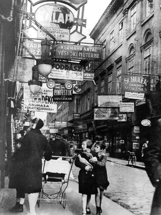 Kinszki Imre Király utcai képe 1929-ben is aktív helyszíne volt Budapestnek