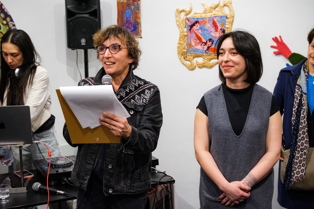 A roma nőt kiűzték, pedig neki is van helye a szabadság szigetén – Farkas Clara kiállítását ajánljuk