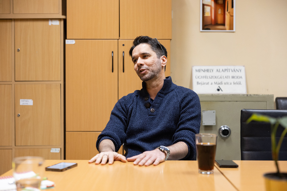 „A hajléktalanság olyan, mint hétezer méter felett lenni a hegyen. Az a halálzóna” – Péter története